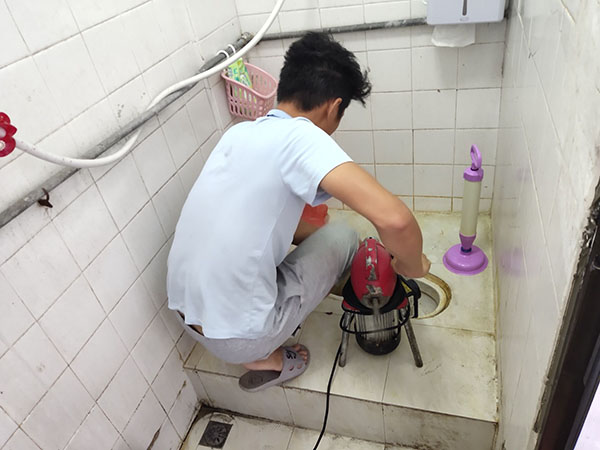 贵港管道堵塞冒臭气 专业师傅现场解决问题