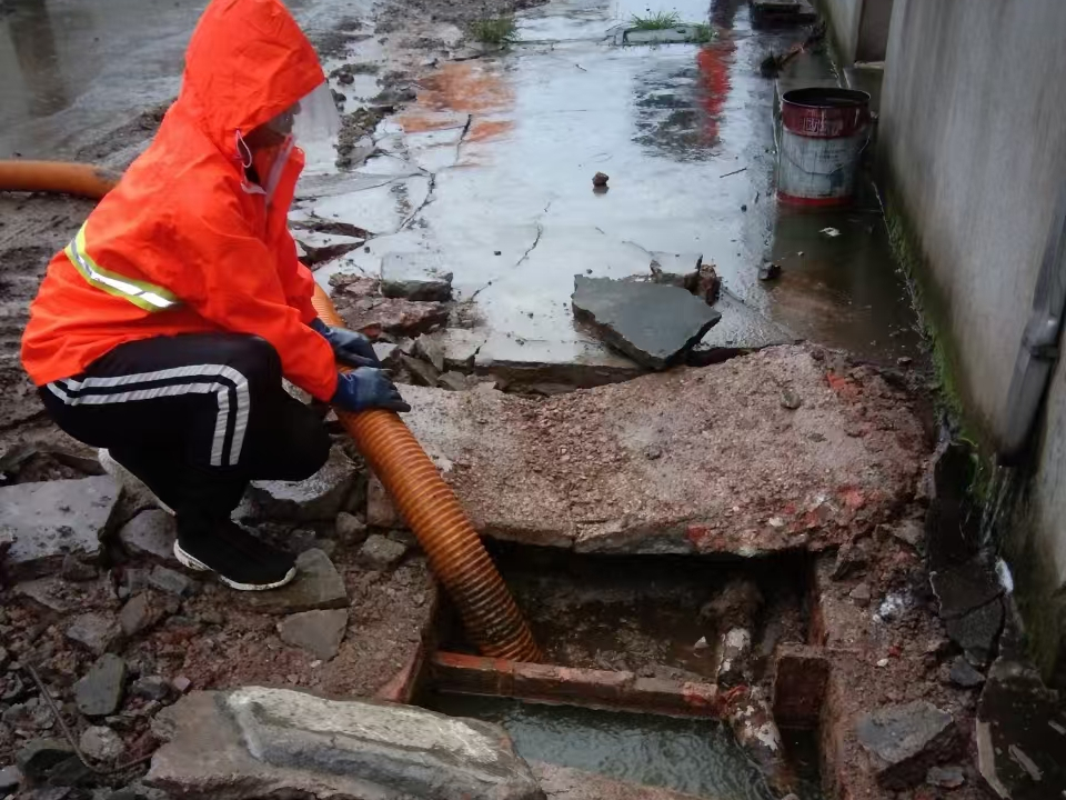 贵港专业清理污水池 炜誉市政以规范流程守护城市 “肠道”