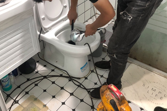 贵港马桶堵塞自己疏通还是找师傅？专业上门服务让你省时更省心